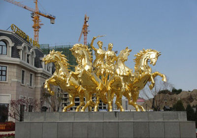 到底是誰(shuí)讓身處于城市中的泡沫雕塑與垃圾等同？