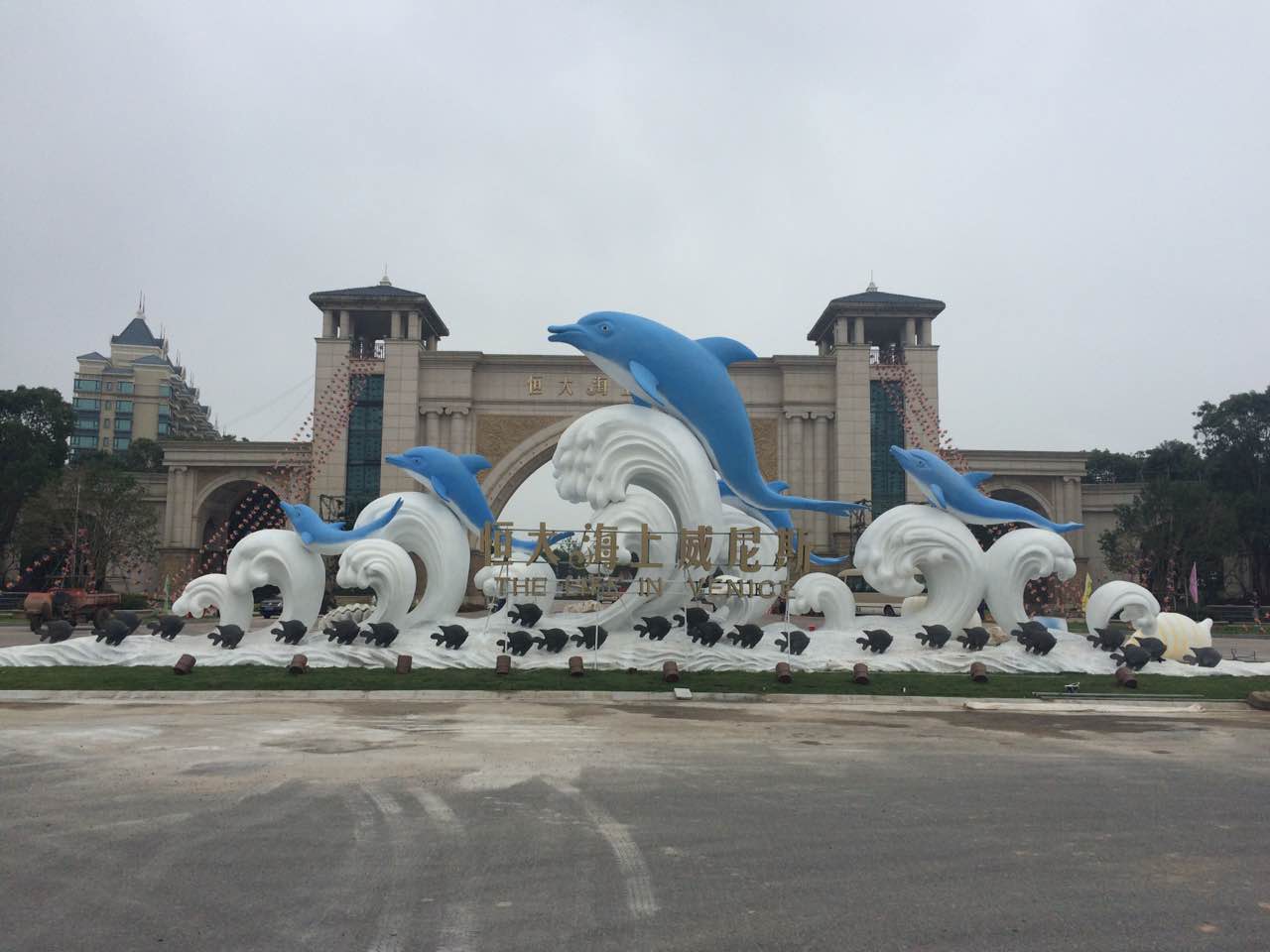  　　城市玻璃鋼雕塑：觸摸城市本質(zhì)，抓住城市靈魂