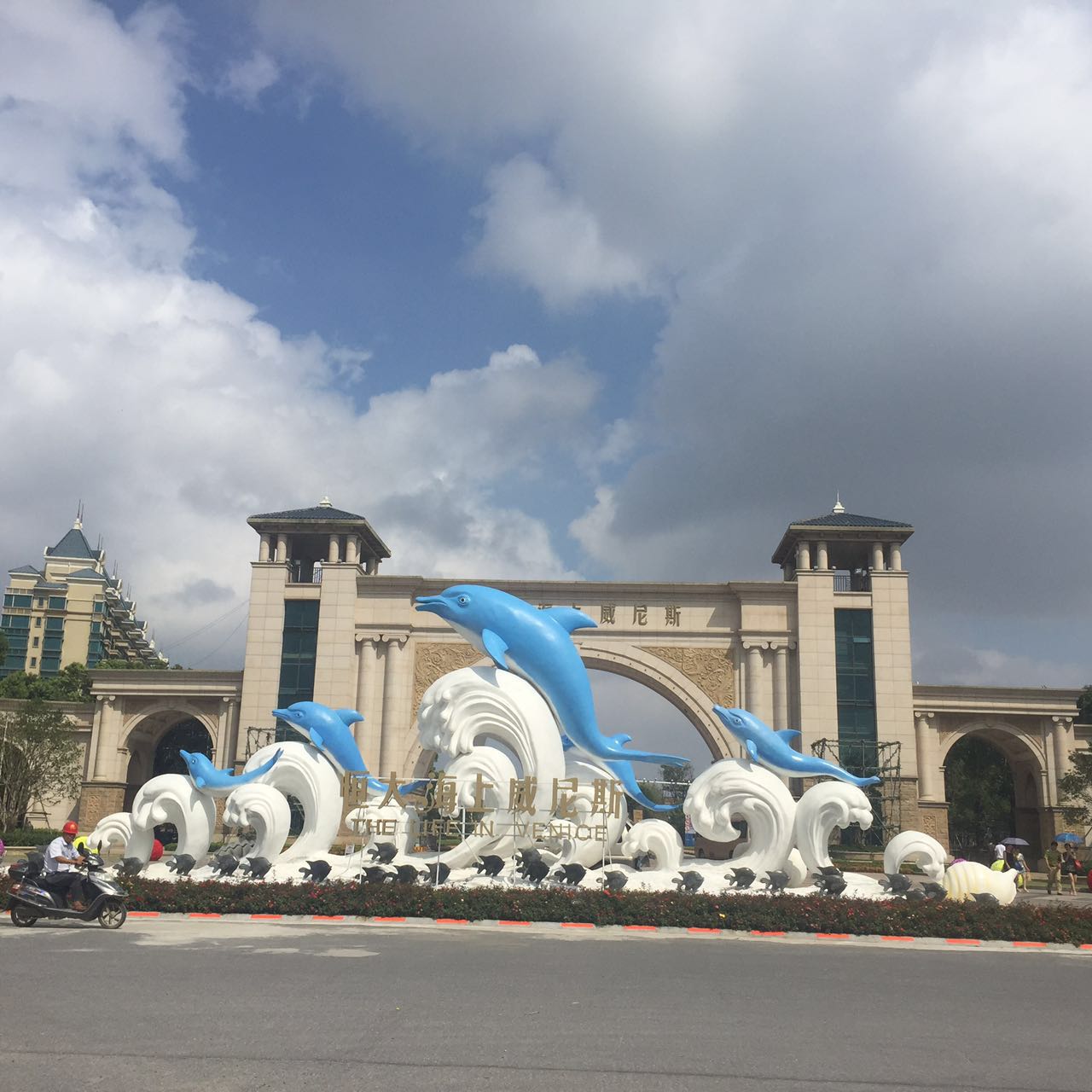 從材料來(lái)看玻璃鋼雕塑具有哪些優(yōu)勢