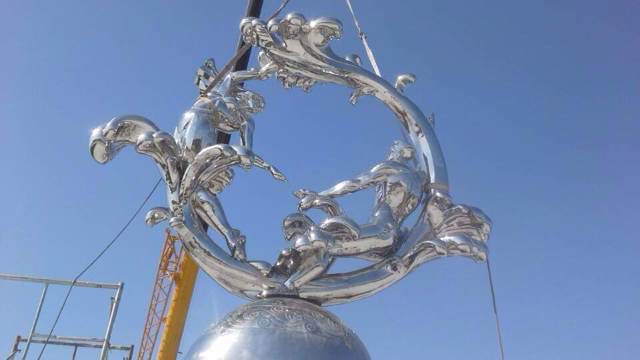 什么是鏡面不銹鋼雕塑? 