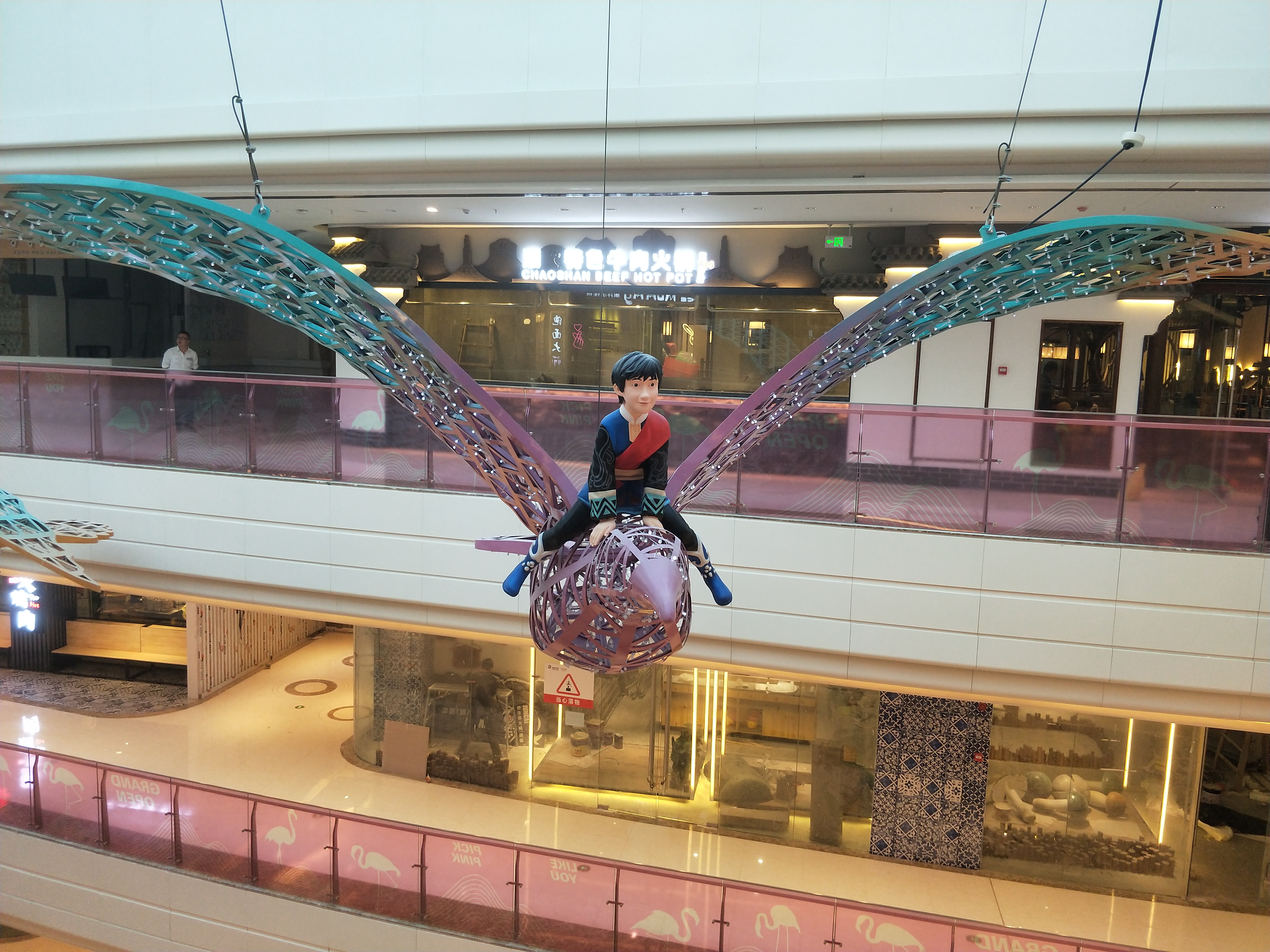 玻璃鋼卡通人物與飛鳥(niǎo)雕塑