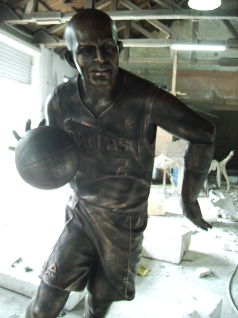 不銹鋼大型人物雕塑的特點(diǎn)是什么？