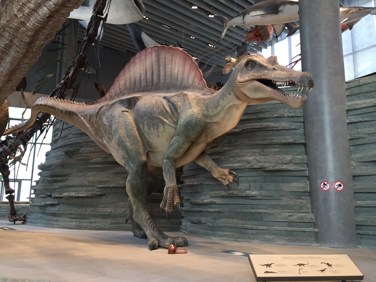 玻璃鋼雕塑主要的優(yōu)勢