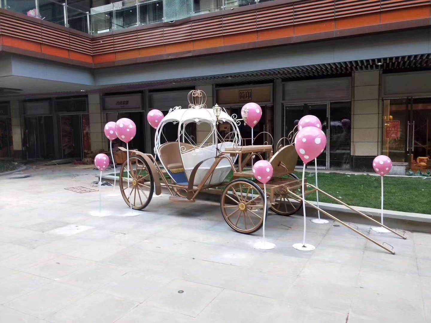 不銹鋼雕塑設計制作藝術(shù)有哪些特點(diǎn)？